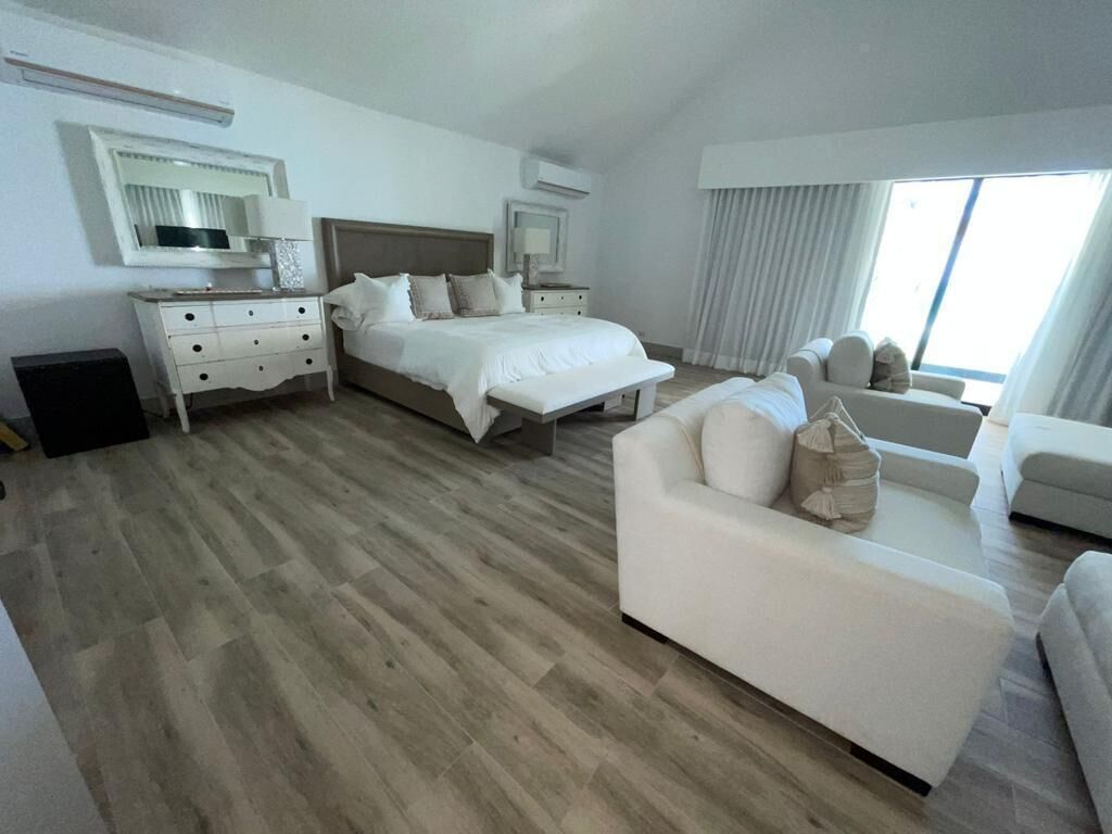 8 habitaciones, tabla de planchar con plancha, wifi y ropa de cama 