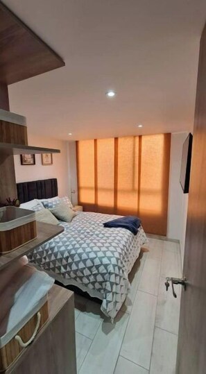 2 bedrooms, desk, WiFi, bed sheets