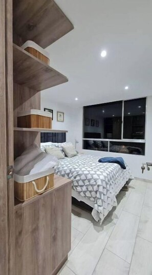 2 bedrooms, desk, WiFi, bed sheets