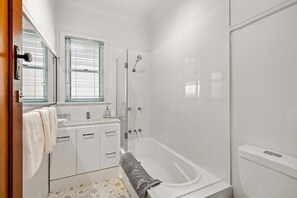 Hårføner og håndklær