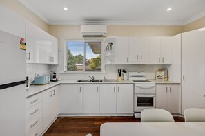 Fridge, microwave, oven, stovetop - Cute & Cuddly - Somerset Cottage (South Toowoomba)