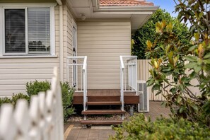 Exterior detail - Cute & Cuddly - Somerset Cottage (South Toowoomba)