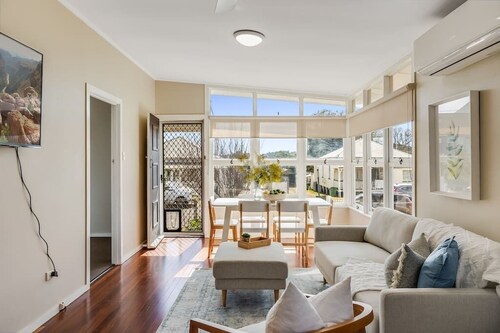 Light & Bright! 3 Bedroom Cottage, East Toowoomba!
