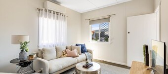 Cute & Cheerful! Close to CBD & Gorgeous Parkland!