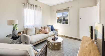 Cute & Cheerful! Close to CBD & Gorgeous Parkland!