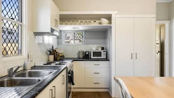 冷蔵庫、電子レンジ、オーブン、コンロ