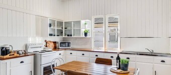 Cheerful, Cosy Cottage - Near Rose Garden!