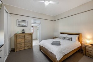 3 bedrooms, iron/ironing board, Internet, bed sheets