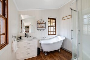 Hair dryer, towels - Elegant, Stunning & Central! East Side Gem! (East Toowoomba)