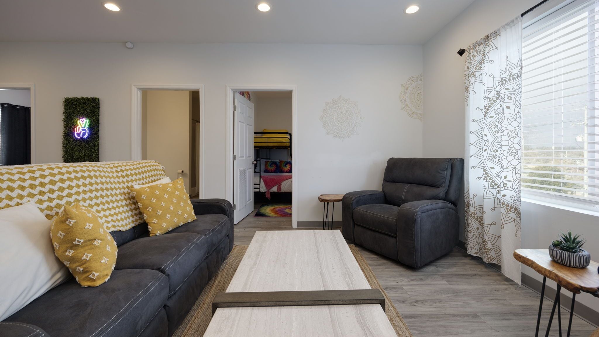 New! Hippy Haven Suite in East! 4bd!