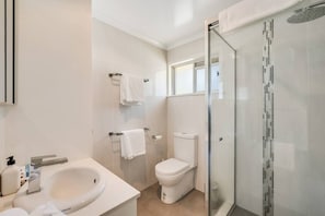 Hair dryer, towels - Perfect CDB & Parkland Fringe! (Rangeville)