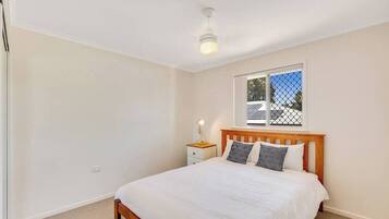 3 sovrum, strykjÀrn/strykbrÀda, internet och sÀngklÀder