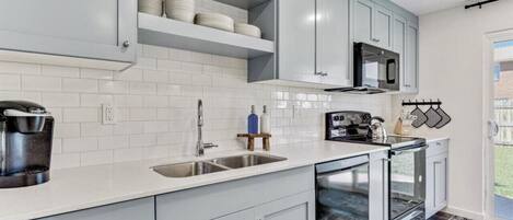 Réfrigérateur, micro-ondes, four, plaque de cuisson