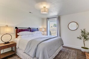 4 chambres, bureau, fer et planche à repasser, lit de bébé portatif