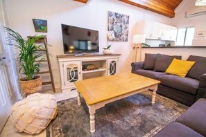 Smart TV, books - Annie's Place - downtown mezzanine bedroom apartment (Albany)