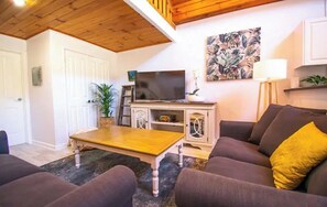 Smart TV, books - Annie's Place - downtown mezzanine bedroom apartment (Albany)