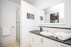 Dusche, Haartrockner, Handtücher