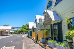 Exterior - Annie's Place - downtown mezzanine bedroom apartment (Albany)