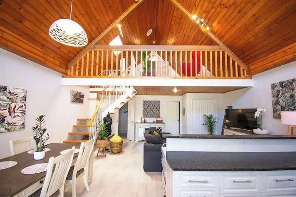 Interior - Annie's Place - downtown mezzanine bedroom apartment (Albany)