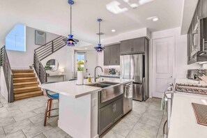 Fridge, microwave, oven, stovetop - Lakeside Haven/Game Room/Mountain Views (Indio)