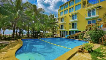Una piscina al aire libre, sombrillas, guardavidas en la propiedad