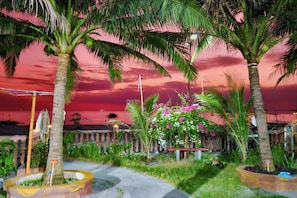 Private beach, beach umbrellas, snorkelling, windsurfing - Crystal Shore Beach Resort powered by Cocotel (Morong)