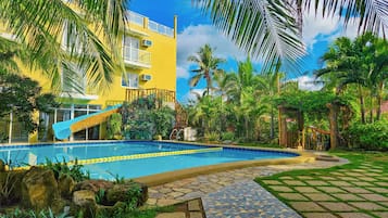 Una piscina al aire libre, sombrillas, guardavidas en la propiedad