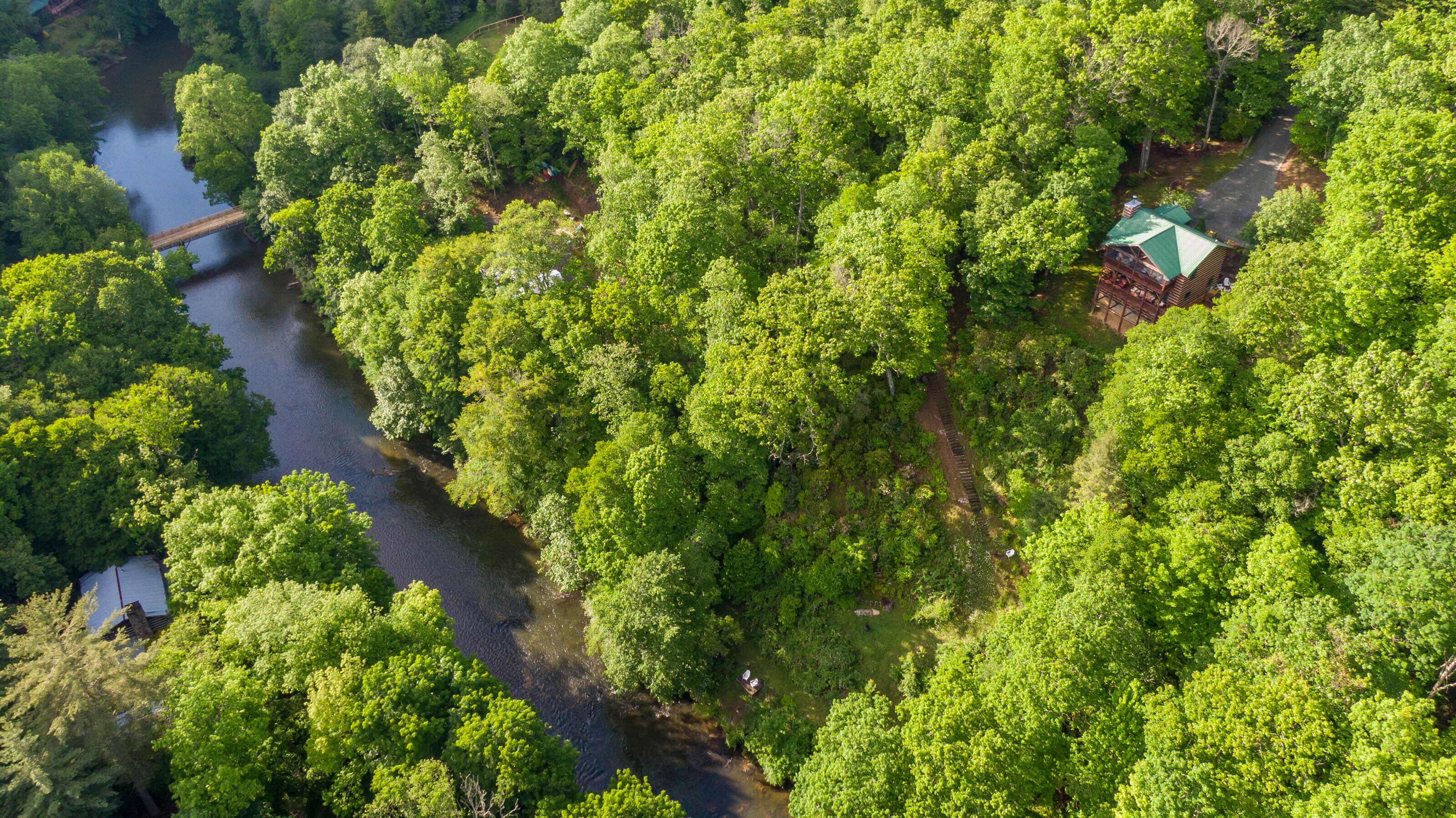 River Daze - Pet friendly log cabin near Boone with hot tub, firepit, & private river access!