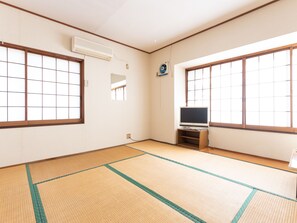 Habitación tradicional, solo para hombres, para fumadores, baño compartido | Wifi gratis y ropa de cama