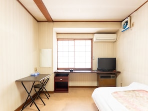 Habitación individual básica, solo para hombres, para fumadores, baño compartido | Wifi gratis y ropa de cama