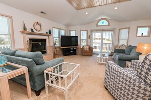 TV, caminetto, lettore DVD, tavolo da calcetto