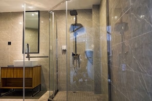 A modern bathroom with a glass-enclosed shower, a wooden vanity, and a large mirror. - Fengle Yiting Hotel (Huangshan Yansi Scenic Area) (Huangshan City)