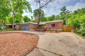 Exterior - Spacious Efficiency Apartment With Private Entrance (Dallas)