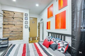 1 bedroom, WiFi - Spacious Efficiency Apartment With Private Entrance (Dallas)