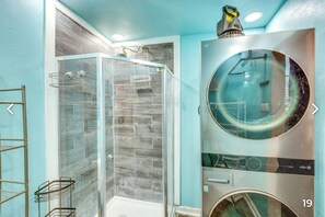 Shower, bidet - Spacious Efficiency Apartment With Private Entrance (Dallas)