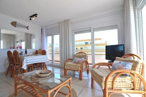 Dining - Vacation rental in Rosas/Roses, Costa Brava: 2-bedroom apartment on the beachfront, with sea views and community pool. (Roses)