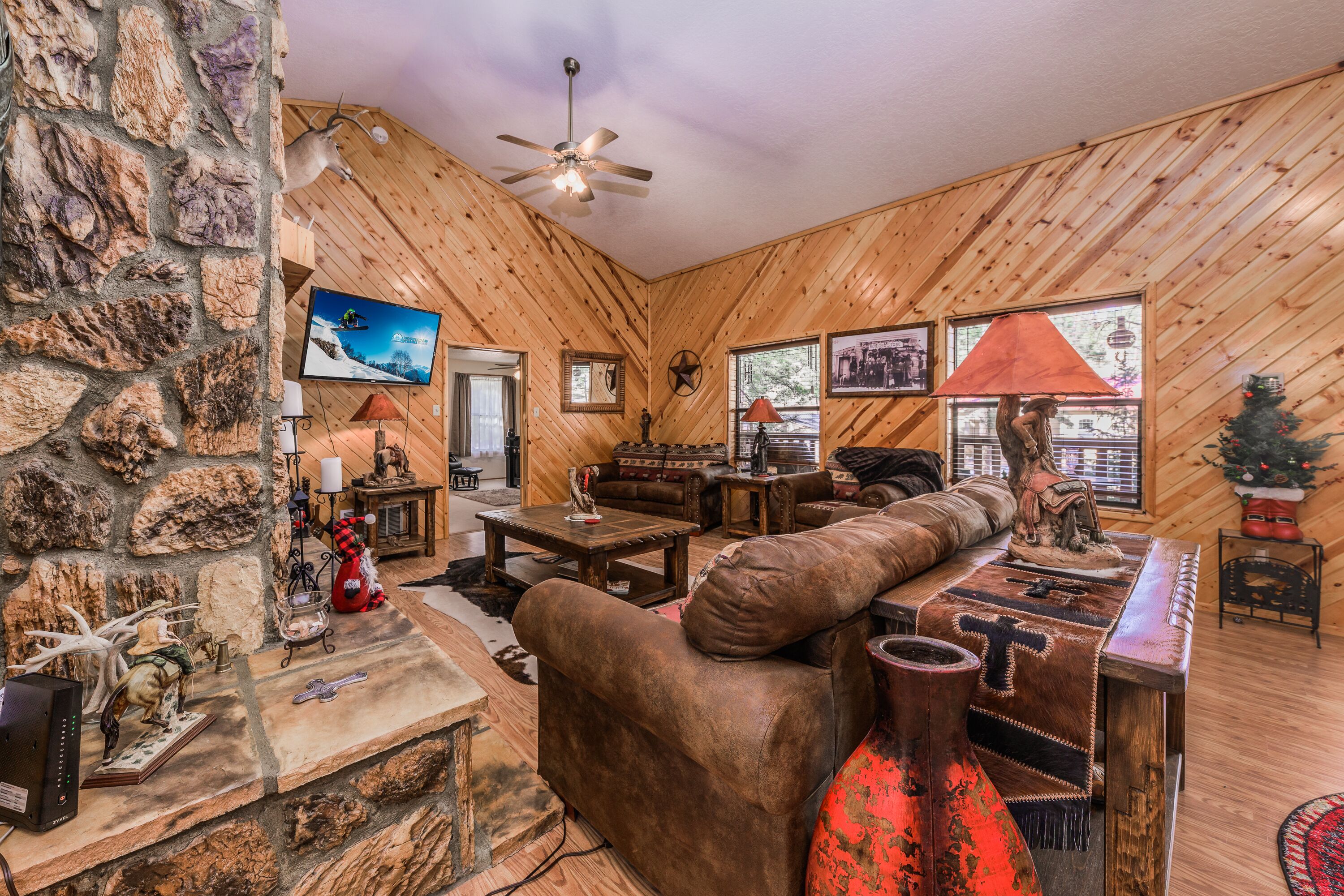 Smart TV, fireplace, DVD player, stereo