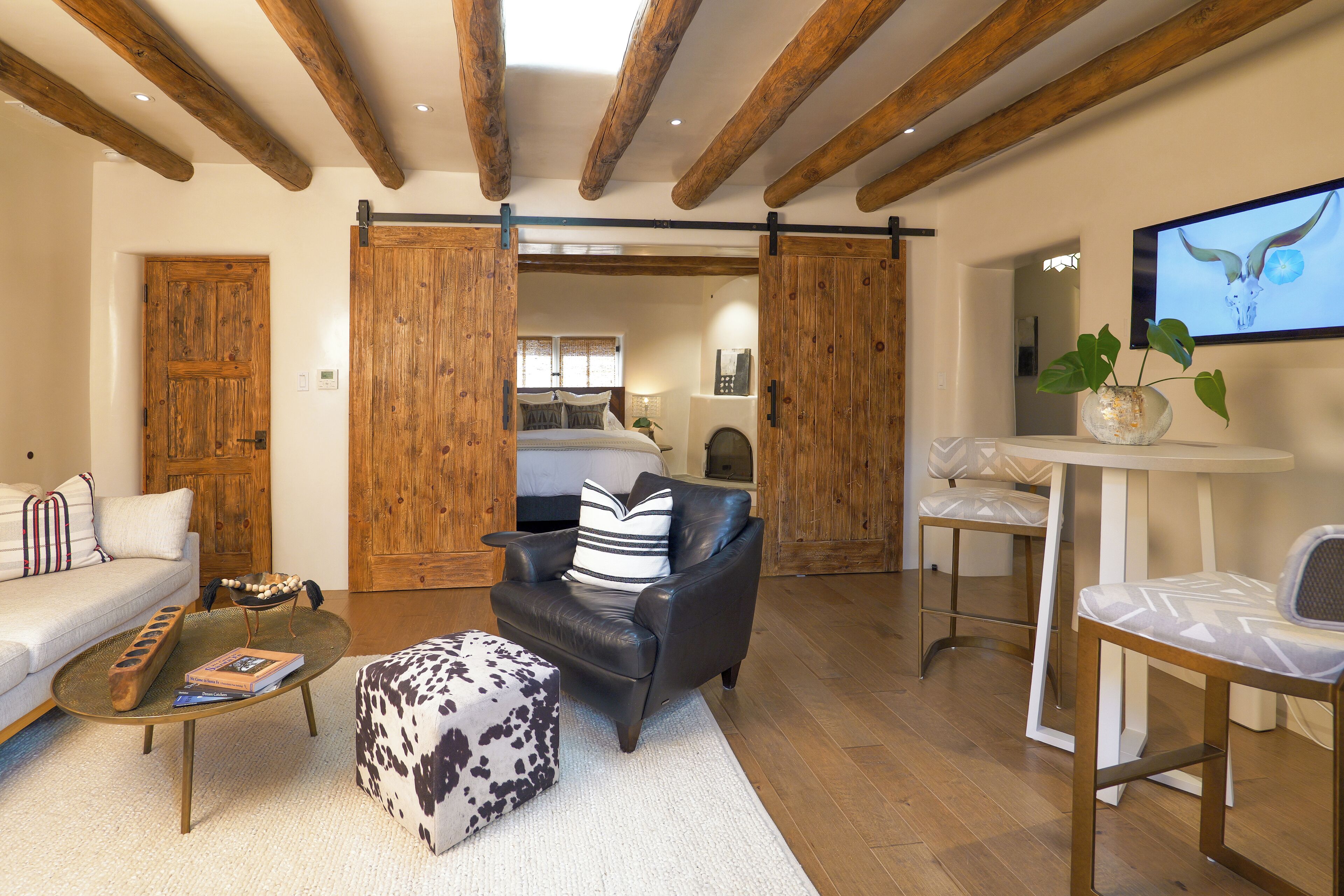 Smart-tv, een open haard en boeken