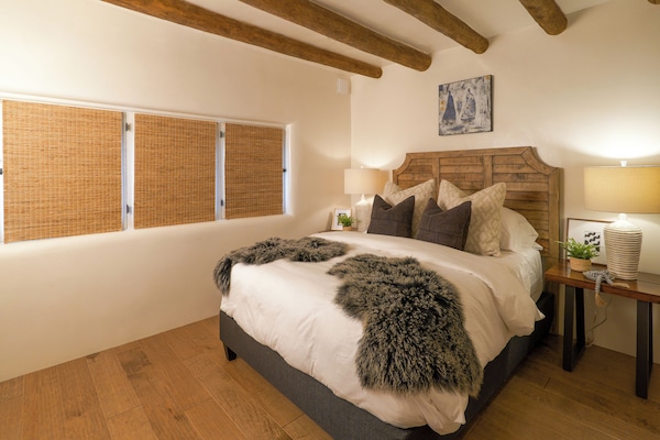 Master Bedroom - Queen Bed x 1