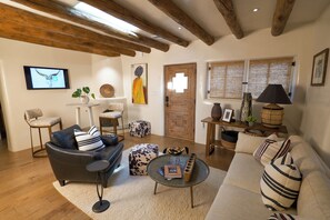 Smart-TV, Kamin, Bücher