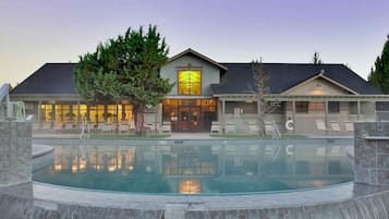 Piscine couverte, piscine extérieure