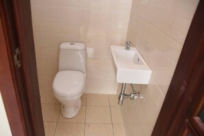 House, Multiple Beds | Bathroom | Shower, towels - Luxuriously Finished 4-bed House in Tema Comm 25 (Tema)