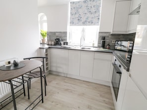Cottage | Private kitchen | Cookware/dishes/utensils - Moor View (Skipton)