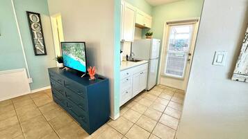 Kühlschrank, Mikrowelle, Wasserkocher mit Kaffee-/Teezubehör, Toaster