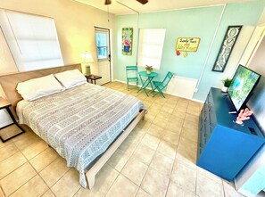 Desk, iron/ironing board, WiFi, bed sheets - Johns Pass Retreat #4-Walk to beach & 100+vendors! (Madeira Beach)