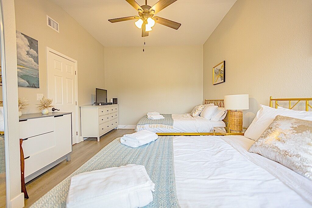 5 bedrooms, iron/ironing board, WiFi, bed sheets