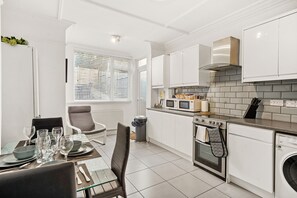 Køleskab, mikrobølgeovn, ovn, kogeplade