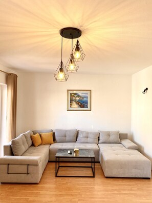 TV - Spacious 2-Bed Apartment in Cavtat (Cavtat)