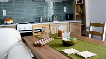 Køleskab, ovn, kogeplade, kaffe-/temaskine