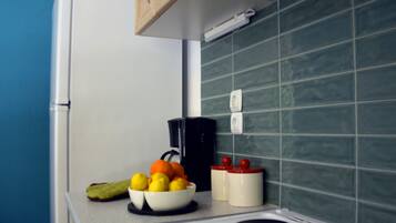 Fridge, oven, stovetop, coffee/tea maker